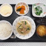 3月11日金曜日　きょうのお昼ごはんは、豚肉のごまみそミルク煮・和え物・かぼちゃ煮・味噌汁・くだものでした。