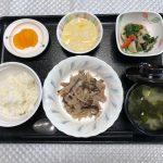 3月12日土曜日　きょうのお昼ごはんは、豚肉ときのこの炒めもの・里芋和え・大根のゆずあん・味噌汁・くだものでした。