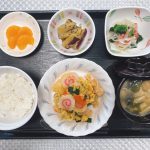 ３月14日月曜日　きょうのお昼ごはんは、親子煮、おろし和え、きんぴら、みそ汁、くだものでした。