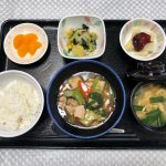 3月16日水曜日　きょうのお昼ごはんは、鶏肉と高野豆腐の中華煮、焼き海苔あえ、肉じゃが、みそ汁、くだものでした。