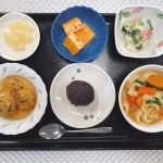 3月21日月曜日・春分の日　きょうのお昼ごはんは、真砂揚げ・卵焼き・和え物・ぼたもち・ひもかわうどん・くだものでした。