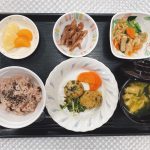 3月26日土曜日　きょうのお昼ごはんは、卒園祝いお赤飯・にらマヨつくね・煮物・梅ごぼう・お吸い物・くだものでした。