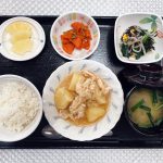 3月28日月曜日　きょうのお昼ごはんは、鶏肉とじゃが芋の味噌煮込み・ひじき和え・じゃこ人参・みそ汁・くだものでした。