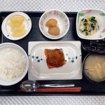 3月7日月曜日　きょうのお昼ごはんは、鮭のふきみそ焼き・甘酢和え・里芋の煮ころがし・味噌汁・果物でした。