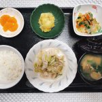 3月30日水曜日　きょうのお昼ごはんは、鶏肉とねぎのチーズ風味焼き・野菜炒め・カレーポテト・みそ汁・くだものでした。