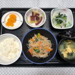 4月2日土曜日　きょうのお昼ごはんは、中華炒め・生姜和え・おさつの甘辛煮・みそ汁・くだものでした。