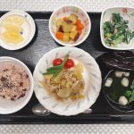 4月4日月曜日　きょうのお昼ごはんは、入学祝いお赤飯・豚肉とはちみつの生姜焼き・菜の花なのヨーグルト和え・ころころ煮・お吸い物・くだものでした。