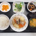 4月5日火曜日　きょうのお昼ごはんは、吉野煮・天かす和え・ひじき炒め・みそ汁・くだものでした。