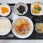 4月9日土曜日　きょうのお昼ごはんは、鶏肉のあっさり煮・卵炒め・ひじきの酢みそ和え・みそ汁・くだものでした。