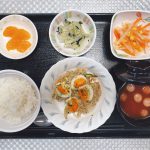 ４月12日火曜日　きょうのお昼ごはんは、ゆで卵の粒マスタード焼き、ソーセージのトマトスープ、サラダ、浅漬け、くだものでした。