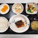 4月15日金曜日　きょうのお昼ごはんは、鯖の新玉ねぎ風味・おからサラダ・煮物・みそ汁・果物でした。