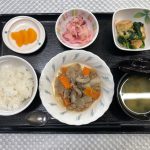 4月20日水曜日　きょうのお昼ごはんは、根菜のそぼろ煮・しば漬けキャベツ・和え物・みそ汁・くだものでした。