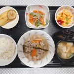 4月25日月曜日　今日のお昼ごはんは、和風ポトフ、和え物、炒り卵、みそ汁、くだものでした。