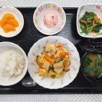 4月26日火曜日　きょうのお昼ごはんは、ツナと高野豆腐の卵とじ・ごま和え・しば漬けポテト・みそ汁・くだものでした。