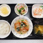 4月28日木曜日　きょうのお昼ごはんは、かぼちゃのそぼろあん・白和え・煮浸し・みそ汁・くだものでした。