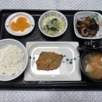 4月30日土曜日　きょうのお昼ごはんは、鰆のねぎみそ焼き・煮物・浅漬け・みそ汁・くだものでした。