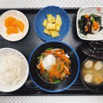 5月2日月曜日　きょうのお昼ごはんは、落とし卵の野菜あんかけ・ひじき和え・カレーポテト・みそ汁・くだものでした。