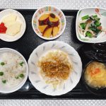 5月4日水曜日　きょうのお昼ごはんは、グリーンピースご飯・油淋鶏風・きのこのナムル・おさつのオレンジ煮・かき玉スープ・くだものでした。