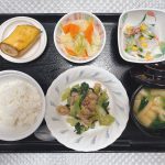 5月10日火曜日　きょうのお昼ごはんは、チンゲン菜と豚肉の重ね蒸し・春雨の酢の物・生姜和え・みそ汁・くだものでした。