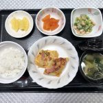 5月11日水曜日　きょうのお昼ごはんは、春キャベツと新ジャガのオムレツ・お豆ときゅうりのごまマヨサラダ・人参の薄甘煮・みそ汁・くだものでした。