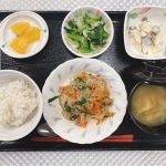 5月13日金曜日　きょうのお昼ごはんは、挽肉と春雨の中華煮・甘酢っぱおさつサラダ・浅漬け・みそ汁・くだものでした。