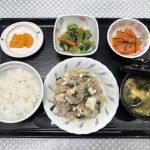 5月14日土曜日　きょうのお昼ごはんは、豆腐ともやしのチャンプルー・なめたけ和え・和風ピクルス・みそ汁・くだものでした。