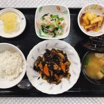 5月16日月曜日　きょうのお昼ごはんは、磯炒め・和え物・さつまいものオレンジ煮・みそ汁・くだものでした。