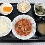 5月17日火曜日　きょうのお昼ごはんは、鶏肉のトマト煮・ポテトサラダ・酢みそ和え・みそ汁・くだものでした。