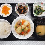 5月18日水曜日　きょうのお昼ごはんは、肉じゃが・青菜の旨味和え・ひじき炒め・みそ汁・くだものでした。