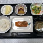 5月19日木曜日　きょうのお昼ごはんは、鮭の木の芽焼き・さつまいもの甘煮・天かす和え・みそ汁・くだものでした。