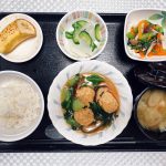 5月23日月曜日　今日のお昼ごはんは、肉団子としいたけのオイスターソース煮・三色ナムル・生姜和え・みそ汁・くだものでした。