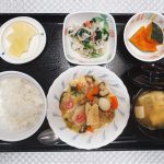 5月24日火曜日　きょうのお昼ごはんは、八宝菜・おろし和え・かぼちゃ煮・みそ汁・くだものでした。