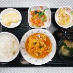 5月27日金曜日　きょうのお昼ごはんは、かに玉・中華サラダ・梅ジャガ・お味噌汁・くだものでした。