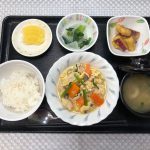 6月3日金曜日　きょうのお昼ごはんは、親子煮・わさび和え・おさつきんぴら・みそ汁・果物でした。