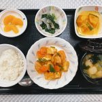 6月6日月曜日　きょうのお昼ごはんは、ソーセージと厚揚げのケチャップ炒め、かぼちゃミルク煮、浅漬け、みそ汁、くだものでした。