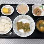 6月8日水曜日　きょうのお昼ごはんは、松風焼き・新玉ねぎのサラダ・かにかまあん・味噌汁・くだものでした。