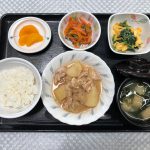 6月11日土曜日　きょうのお昼ごはんは、鶏肉と新ジャガのみそ煮込み・ほうれん草の卵焼き・梅あえ・味噌汁・くだものでした。