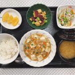 6月14日火曜日　きょうのお昼ごはんは、麻婆豆腐・中華サラダ・コロコロ煮・味噌汁・くだものでした。