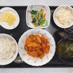 6月18日土曜日　きょうのお昼ごはんは、酢豚・中華風おひたし・ツナマヨおじゃが・スープ・くだものでした。