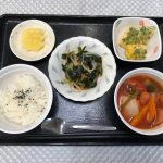 6月25日土曜日　きょうのお昼ごはんは、ウインナーと野菜のトマトスープ煮・わかめサラダ・ツナたまご焼き・味噌汁・くだものでした。