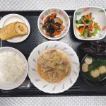 6月27日月曜日　きょうのお昼ごはんは、豚肉とキャベツのごま煮、ナムル、含め煮、みそ汁、くだものでした。