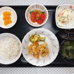 7月4日月曜日　きょうのお昼おご飯は、タンドリーチキン・ポテトサラダ・冷やしトマト・スープ・くだものです。