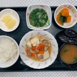 7月6日水曜日　きょうのお昼ごはんは、肉豆腐・もずく和え・かぼちゃサラダ・みそ汁・くだものでした。