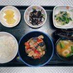 7月9日土曜日　きょうのお昼ごはんは、ナスと豚肉の鍋しぎ・青菜和え・ひじきの酢の物・みそ汁・くだものでした。