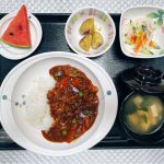 7月11日月曜日　きょうのお昼ごはんは、ハヤシライス・カラフルサラダ・さつまいもの甘露煮・みそ汁・くだものでした。