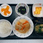 7月13日水曜日　きょうのお昼ごはんは、がんもと根菜の含め煮・酢みそ和え・卵焼き・みそ汁・くだものでした。