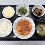 7月14日木曜日　きょうのお昼ごはんは、豚肉とじゃがいものトマトしょうゆ煮・ひじき炒め・ほうれん草ときのこの和え物・みそ汁・くだものでした。