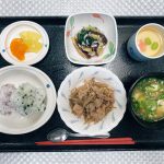 7月18日月曜日　きょうのお昼ごはんは、花むすび・豚肉のしぐれ煮・なすの薬味和え・あんかけ冷やし茶碗蒸し・冷や汁・くだものでした。