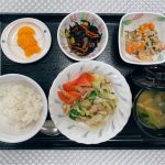 7月20日水曜日　きょうのお昼ごはんは、ゆで豚のポン酢和え・ひじきと枝豆の煮物・炒りおから・みそ汁・くだものでした。