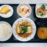 7月23日土曜日　きょうのお昼ごはんは、揚げ出し豆腐の野菜あんかけ・酢の物・コンビーフポトフ・みそ汁・くだものでした。